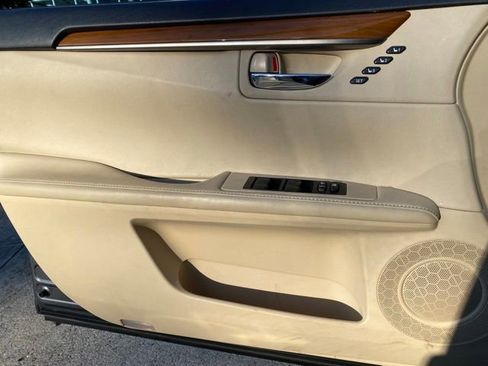 Used 2015 Lexus ES 300h w/ Navigation System Package FWD image 18