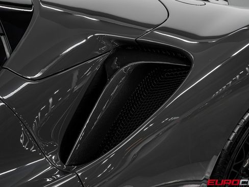 Used 2024 Ferrari SF90 Spider image 21