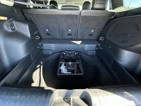 Used 2019 Jeep Cherokee Limited image 21