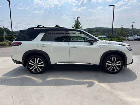 Used 2024 Nissan Pathfinder Platinum AWD/4WD image 24
