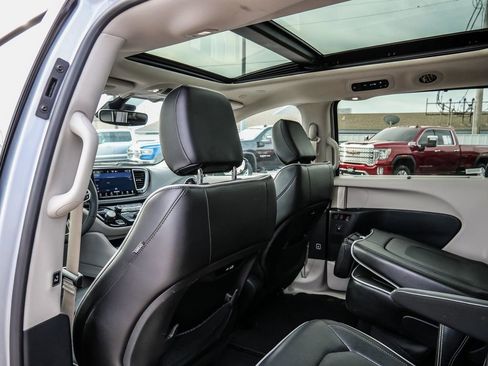 Used 2024 Chrysler Pacifica Limited FWD image 26