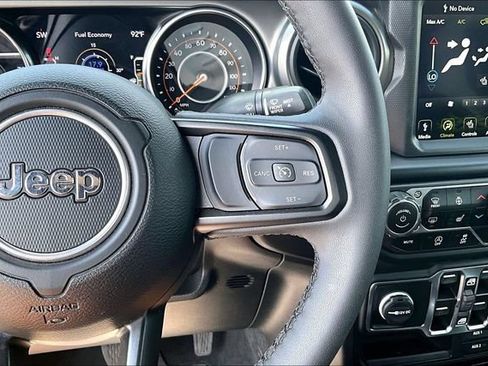 Used 2023 Jeep Gladiator Sport AWD/4WD image 13
