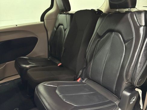 Used 2022 Chrysler Pacifica Touring-L image 33