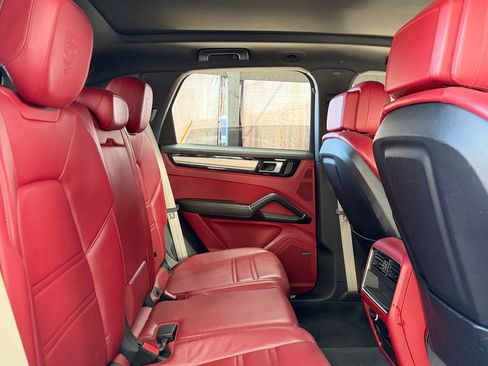 Used 2022 Porsche Cayenne Platinum Edition image 17