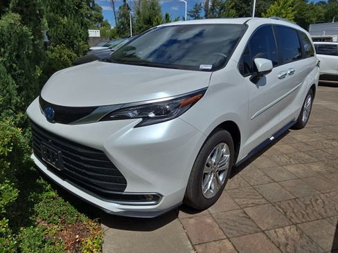 Used 2024 Toyota Sienna Platinum AWD/4WD image 2