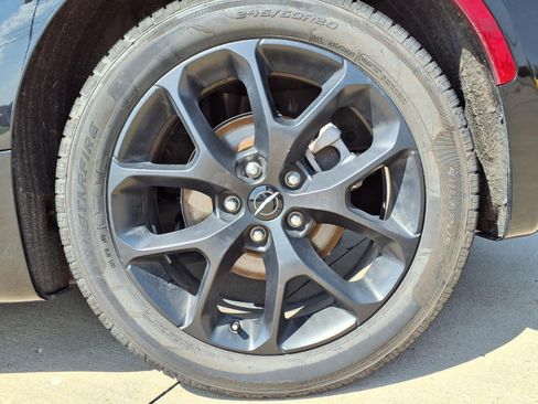 Used 2025 Chrysler Pacifica Limited image 38