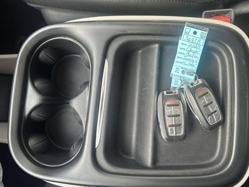 Used 2020 Chrysler Pacifica Touring-L image 21