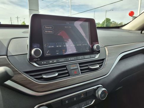 Used 2025 Nissan Altima 2.5 SV FWD image 25