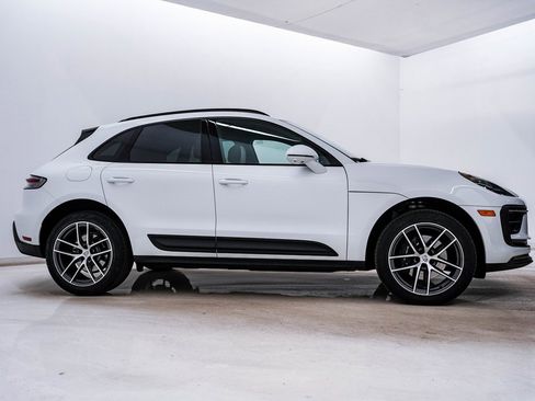 Certified 2025 Porsche Macan image 9