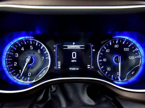 Used 2019 Chrysler Pacifica L FWD image 18