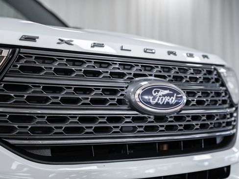 Certified 2022 Ford Explorer XLT w/ Equipment Group 202A image 7