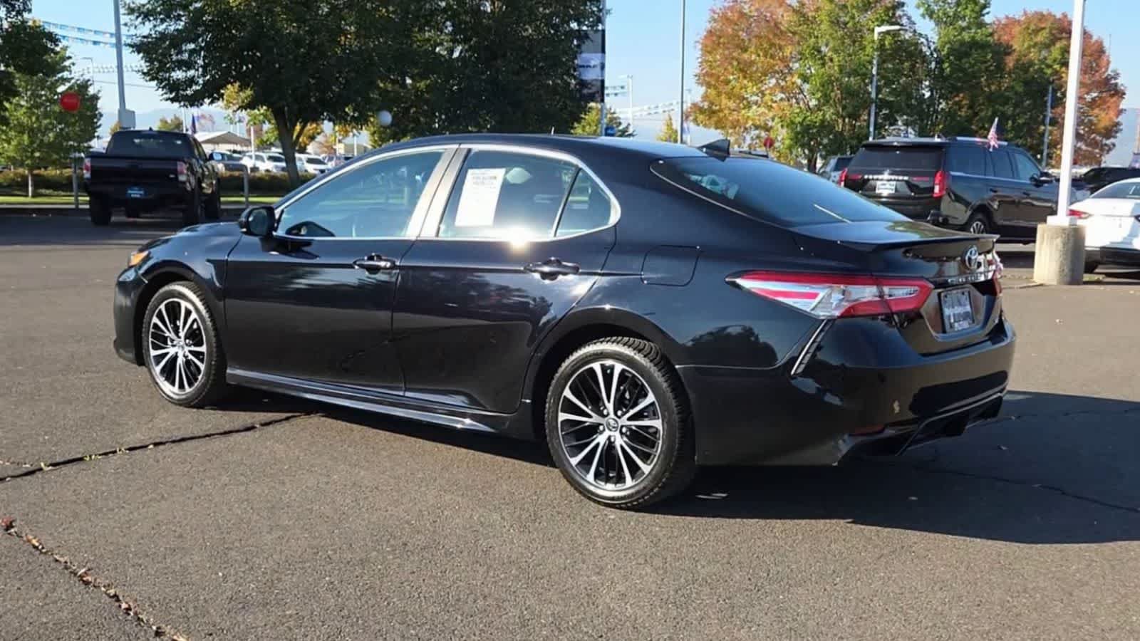 Used 2020 Toyota Camry SE FWD image 6
