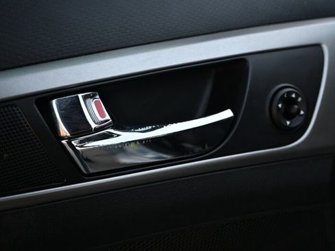 Used 2017 Hyundai Veloster image 13