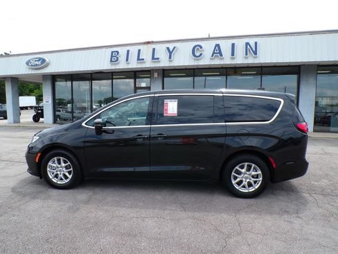 Used 2023 Chrysler Pacifica Touring-L FWD image 4