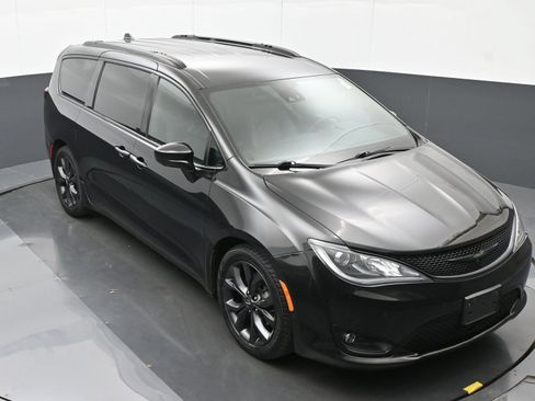 Used 2018 Chrysler Pacifica Touring-L Plus w/ Advanced Safetytec Group FWD image 34
