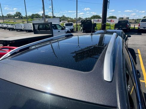 Used 2019 Jeep Cherokee Limited w/ Luxury Group FWD image 8