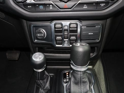 Used 2025 Jeep Wrangler Unlimited Sahara AWD/4WD image 24