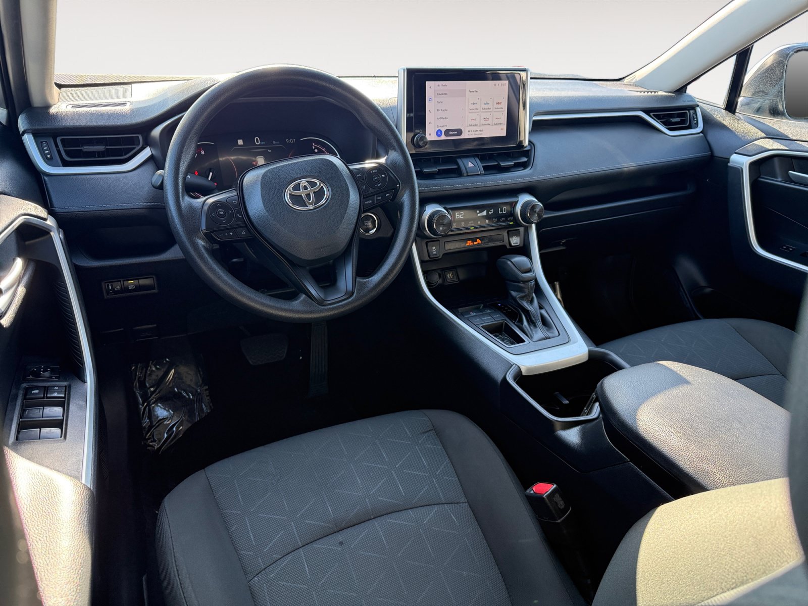 Used 2025 Toyota RAV4 XLE FWD image 15