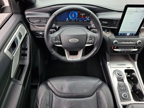 Used 2020 Ford Explorer Platinum w/ Premium Technology Package image 12