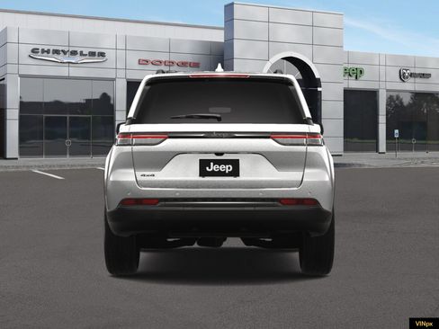 New 2025 Jeep Grand Cherokee Altitude image 4