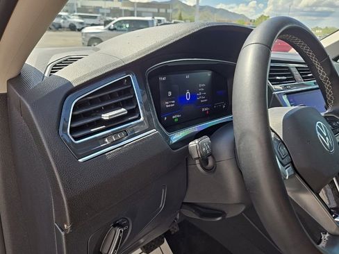 Used 2023 Volkswagen Tiguan SE w/ Panoramic Sunroof Package FWD image 28
