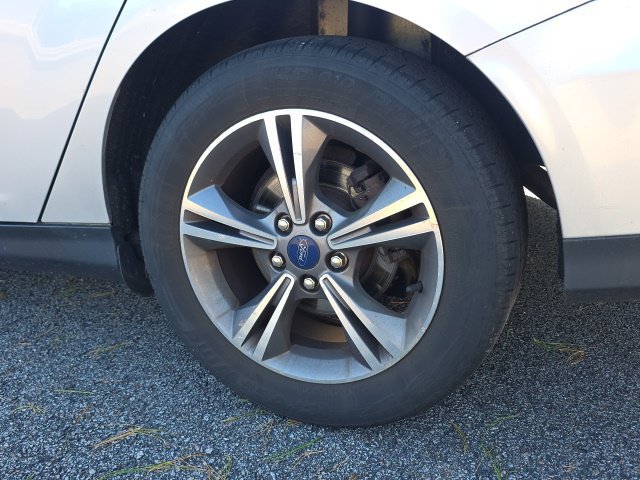 Used 2017 Ford Focus SE w/ SE Winter Package FWD image 5
