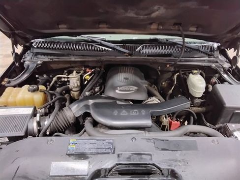 Used 2004 Chevrolet Suburban Z71 w/ Preferred Equipment Group AWD/4WD image 9