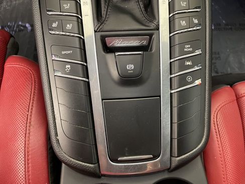 Used 2018 Porsche Macan S image 14