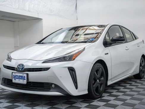 Certified 2021 Toyota Prius FWD image 3