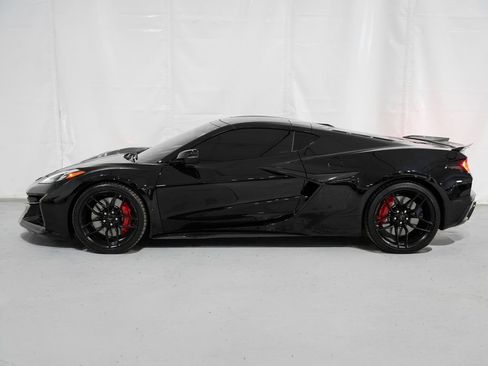 Used 2025 Chevrolet Corvette Z06 RWD image 2