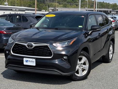Used 2023 Toyota Highlander LE AWD/4WD image 1