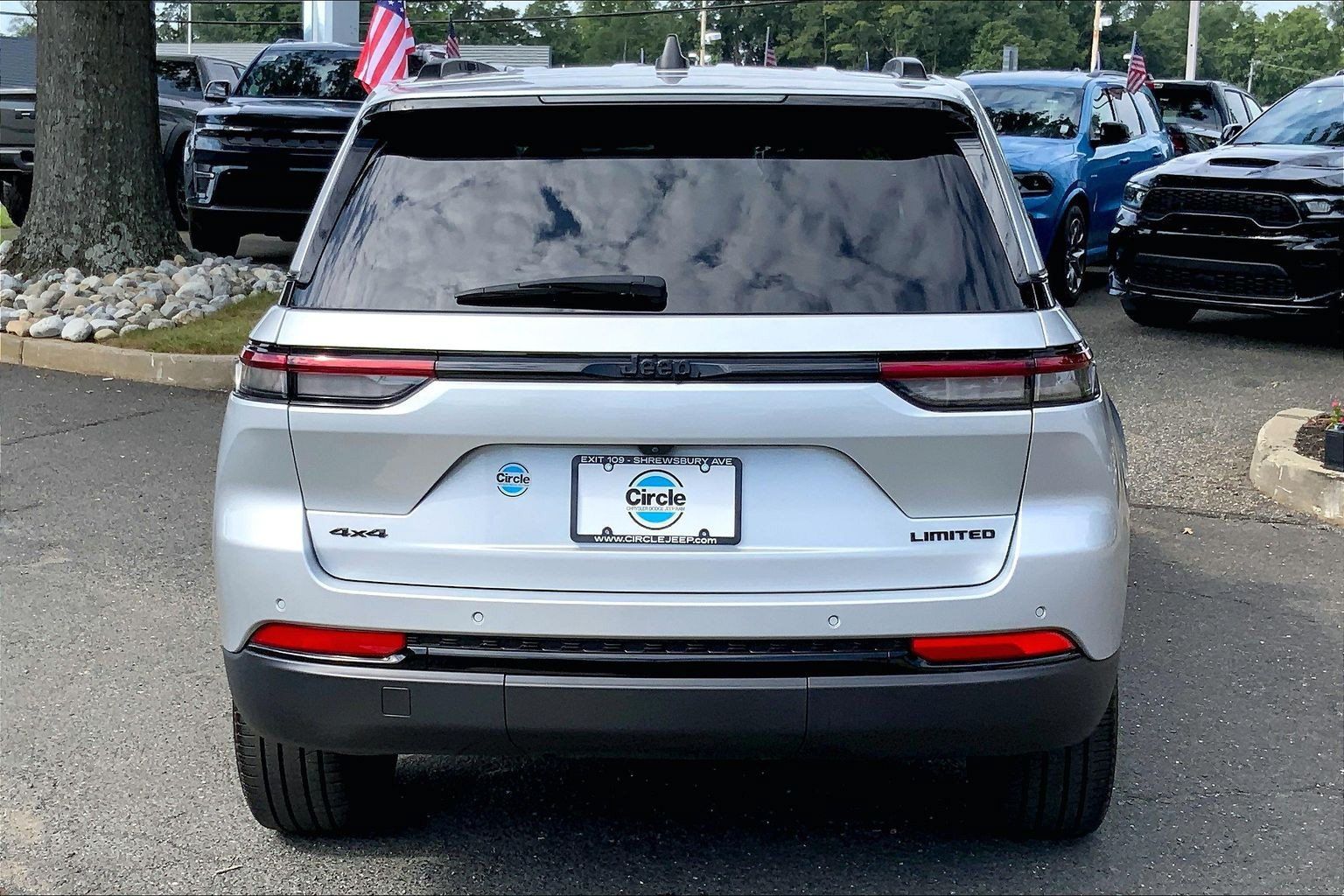 Certified 2025 Jeep Grand Cherokee Limited w/ Black Appearance Package AWD/4WD image 4