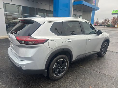 Used 2024 Nissan Rogue SV w/ SV Premium Package image 4