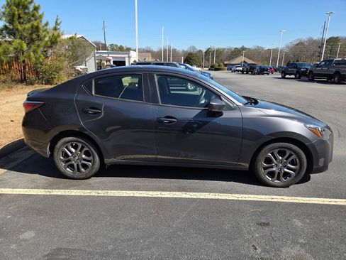 Used 2019 Toyota Yaris LE image 8