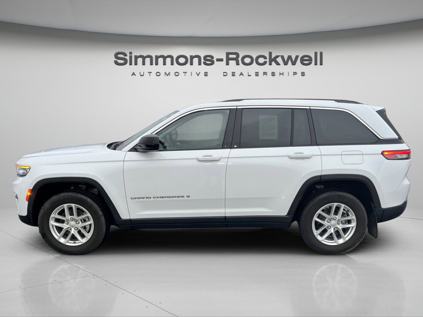 Used 2023 Jeep Grand Cherokee Laredo X AWD/4WD image 2