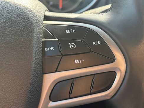 Used 2019 Jeep Cherokee Latitude Plus w/ Cold Weather Group AWD/4WD image 18