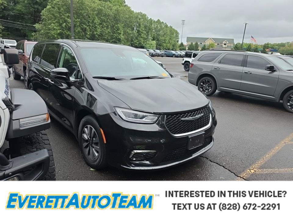 Used 2022 Chrysler Pacifica Touring-L w/ Uconnect Theater Family Group FWD image 1