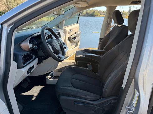 Used 2018 Chrysler Pacifica L image 11