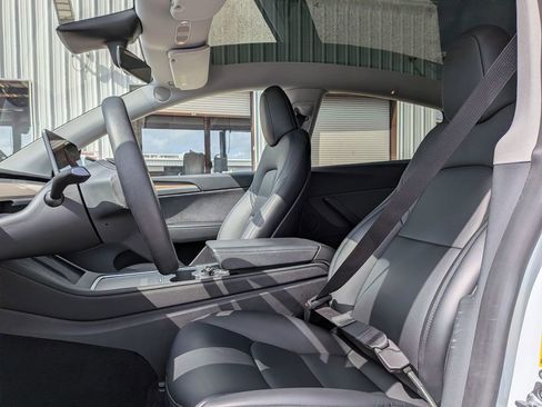 Used 2023 Tesla Model Y Long Range image 14