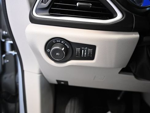 Used 2024 Chrysler Pacifica Touring-L FWD image 27