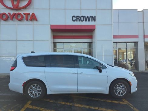 Used 2024 Chrysler Pacifica Touring-L image 2