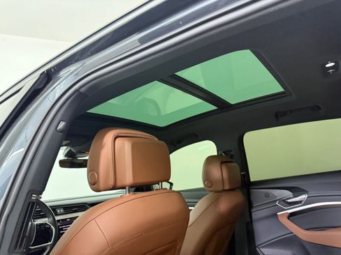 Used 2022 Audi e-tron Premium w/ Convenience Plus Package image 17