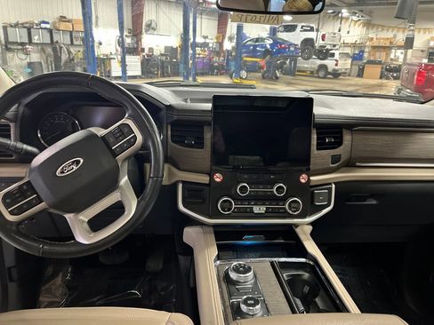 Used 2024 Ford Expedition Limited image 14