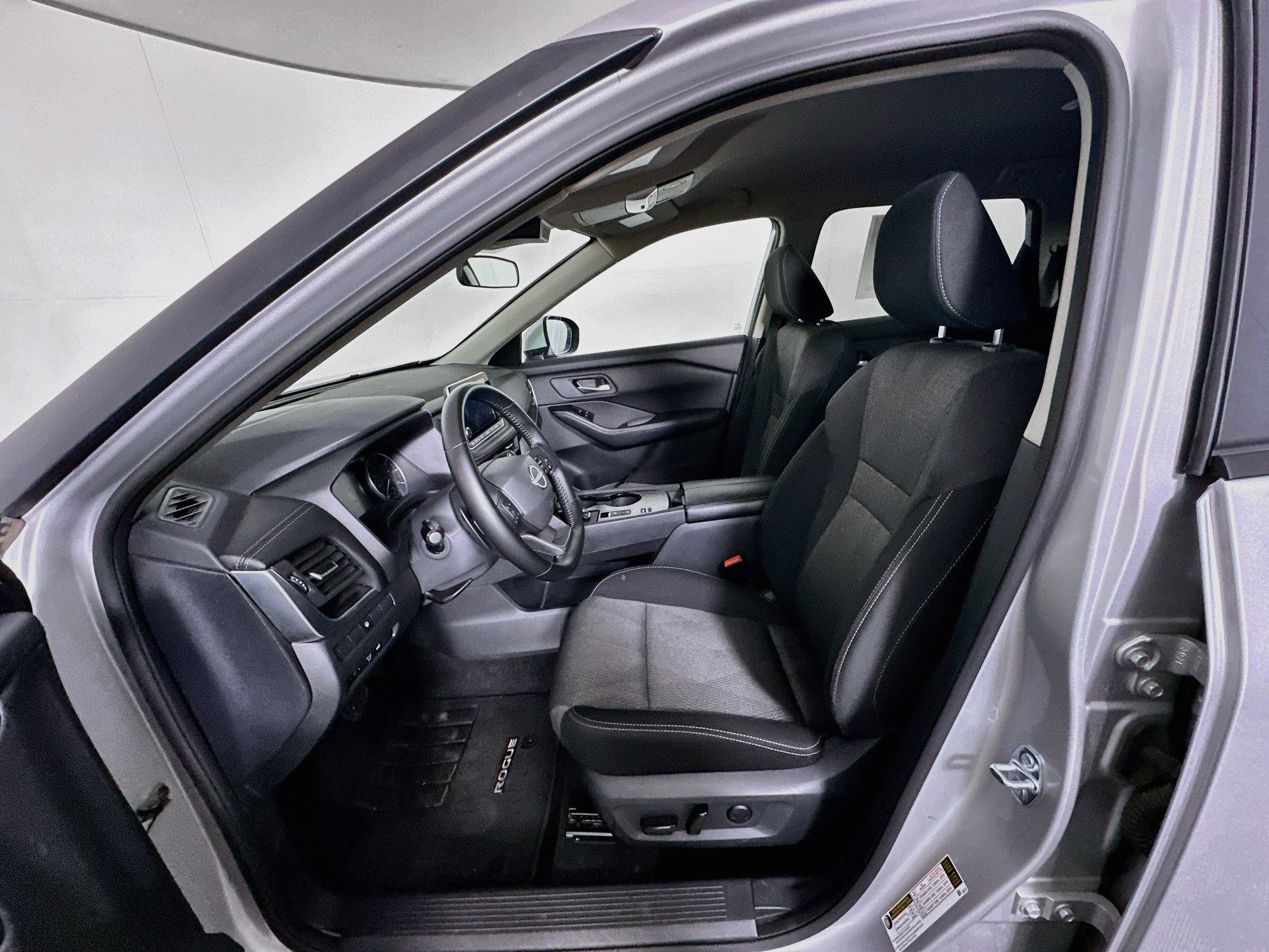 Used 2025 Nissan Rogue SV FWD image 13