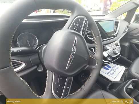 Used 2025 Chrysler Pacifica Select image 15