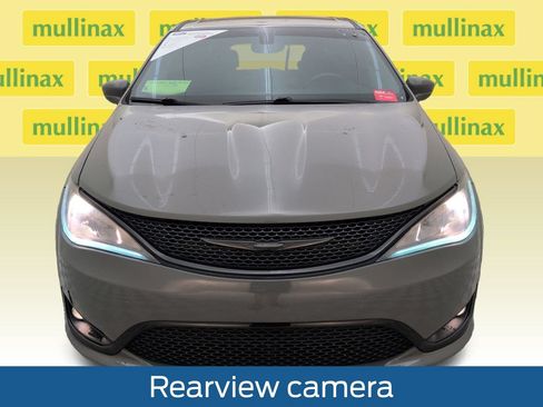 Used 2020 Chrysler Pacifica Touring w/ S Appearance Package FWD image 14
