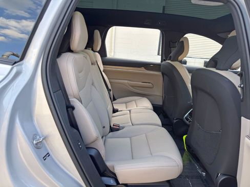 Used 2025 Volvo EX90 Ultra AWD/4WD image 40