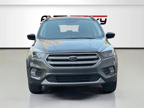 Used 2019 Ford Escape SE FWD image 2