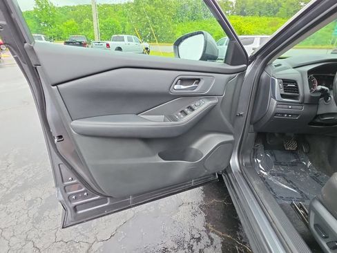 Used 2025 Nissan Rogue SV FWD image 24