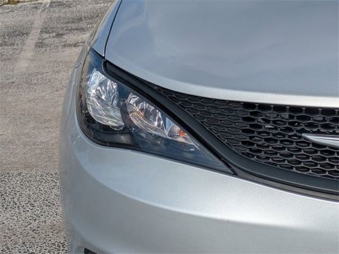 Used 2022 Chrysler Voyager LX image 7